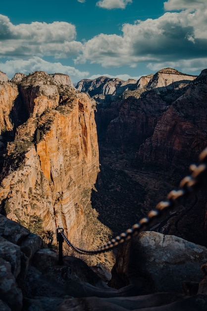 Free photo an iron chain connecting the rocks at the zion national park in springdale, usa