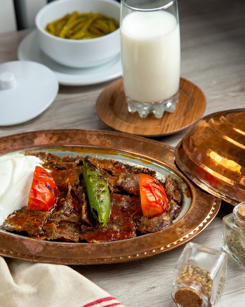 iskender doner tomato pepper side view