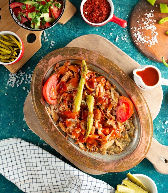 Free photo iskender kebab on the table