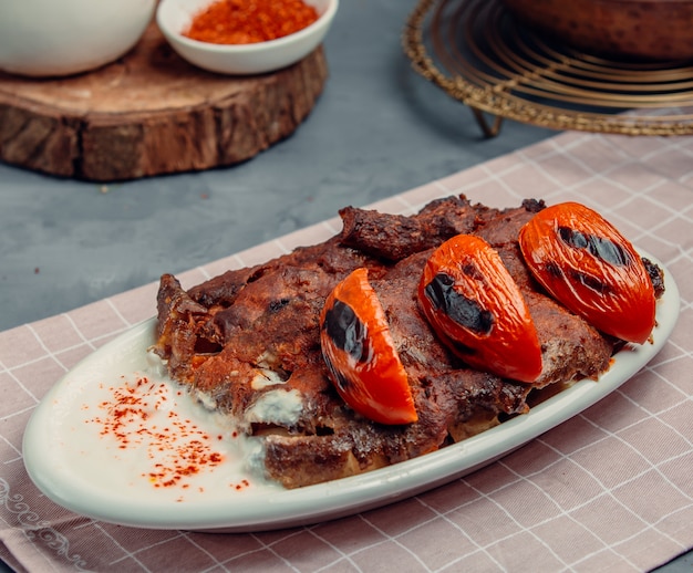 iskender kebab with fried tomatoes