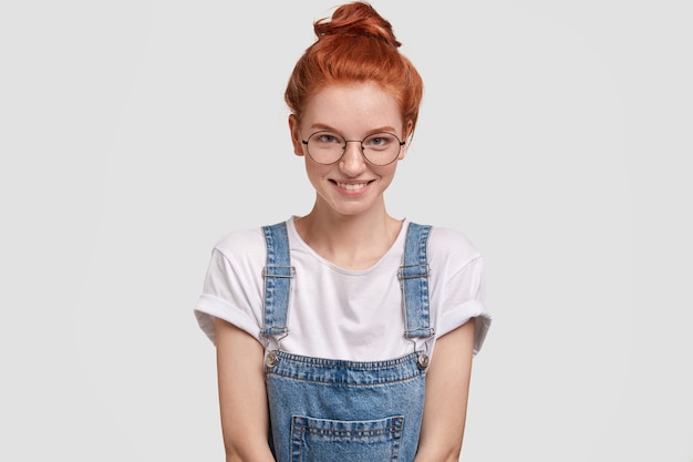 Free photo isolated shot of attractive ginger female with freckled skin