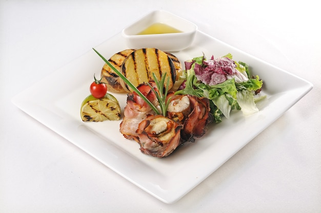 Free photo isolated shot of a plate with pork with tomatoes and salad