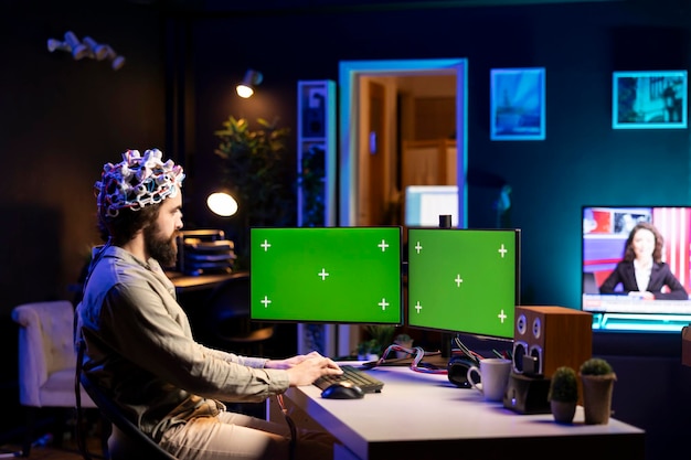 Free Photo it expert using high tech neuroscientific gear and mockup desktop pc