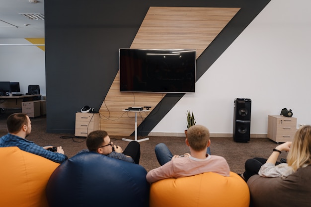 Free photo an it team play video games on the console while relaxing after work