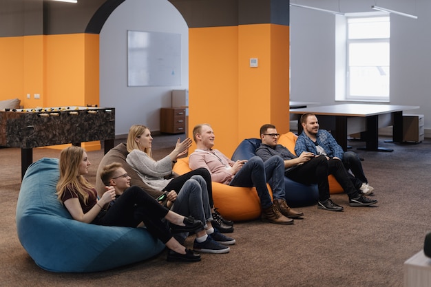 Free photo an it team play video games on the console while relaxing after work