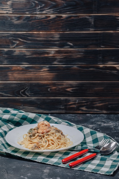 Free photo italian pasta with seafood and king prawns