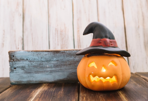 Free Photo jack-o-lantern in witch hat and timber