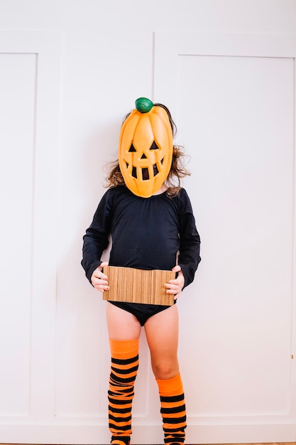 Free photo jack-o-lantern with cardboard