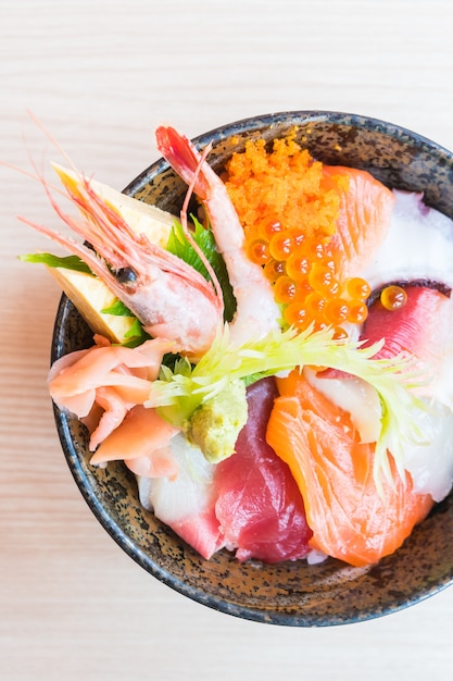 Free photo japanese rice bowl with sashimi seafood on top