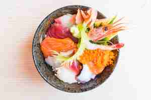 Free photo japanese rice bowl with sashimi seafood on top