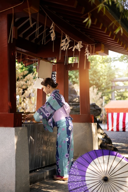 Free photo japanese wagasa umbrella help by young woman