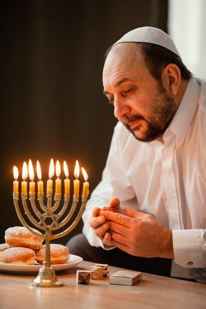 Free photo jew man celebrating a holy day