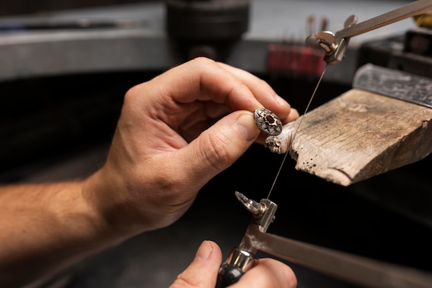 Free photo jeweler's hands making jewellery