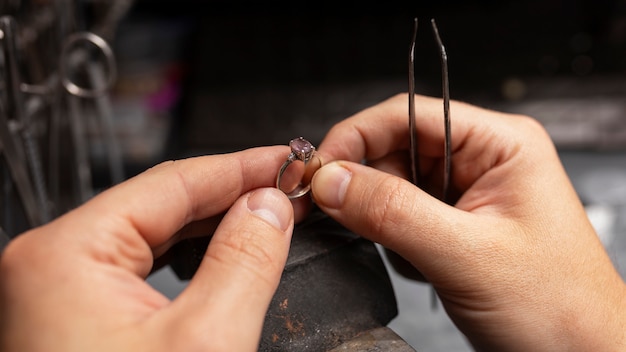 Free photo jeweler's hands making jewellery