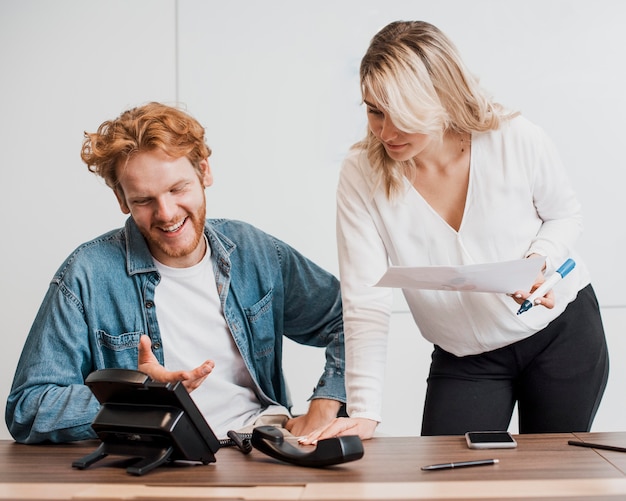 Free Photo job colleagues having a telephone conversation on speaker