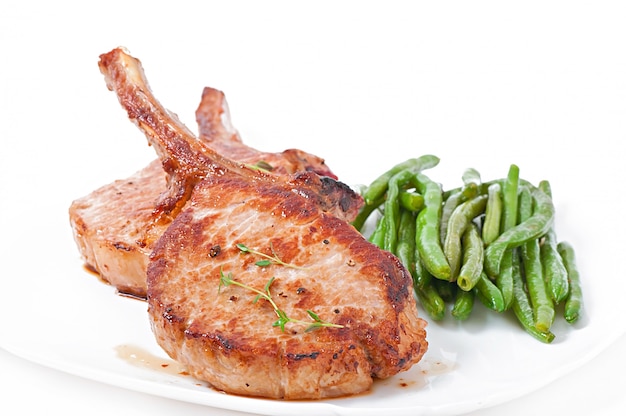 Free Photo juicy grilled pork fillet steak with green beans