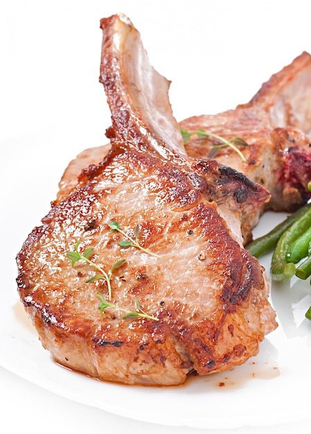 Free Photo juicy grilled pork fillet steak with green beans