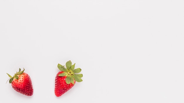 Free photo juicy strawberries on white background