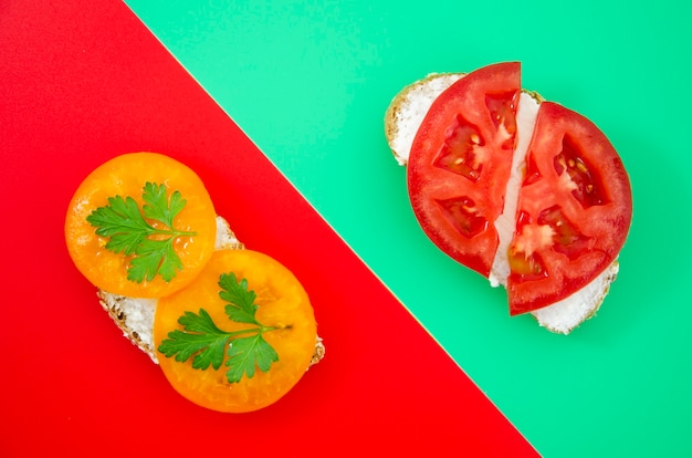 Free photo juicy tomatoe sandwiches top view