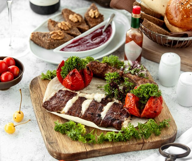 Free photo kebab platter with lamb kebabs and grilled tomato kebab