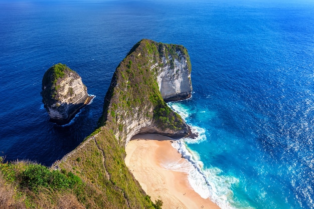 Free Photo kelingking beach in nusa penida island, bali, indonesia