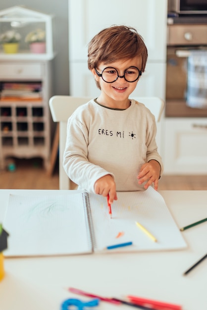 Free photo kid doing homework