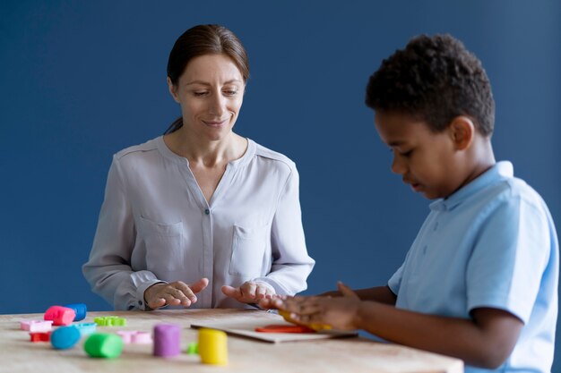 Kid doing a occupational therapy session with a psychologist