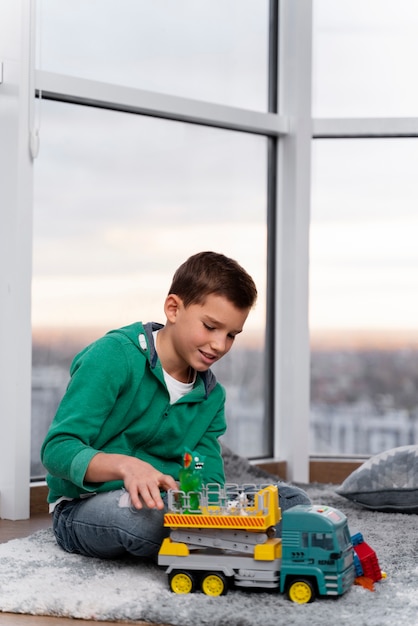 Free Photo kid playing in his room