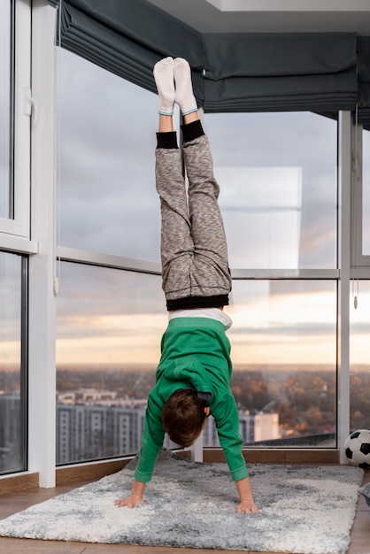 Free photo kid playing in his room