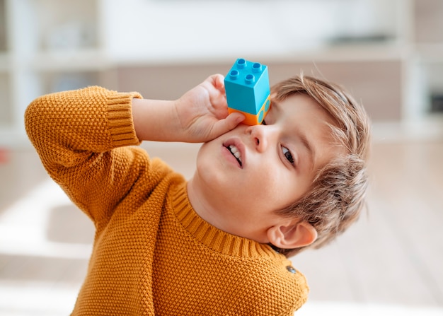 Free Photo kid playing with cubes