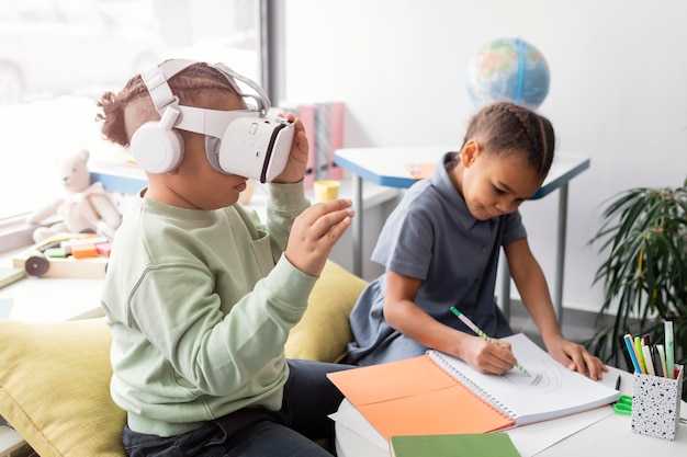 Free Photo kid playing with vr glasses