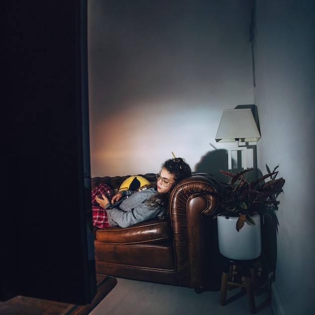 Free photo kid sleeping in living room