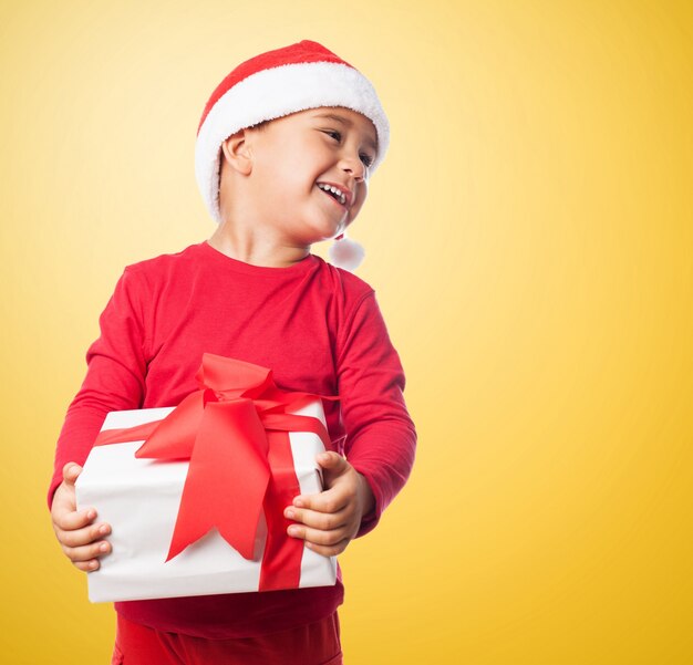 Kidholding a white gift