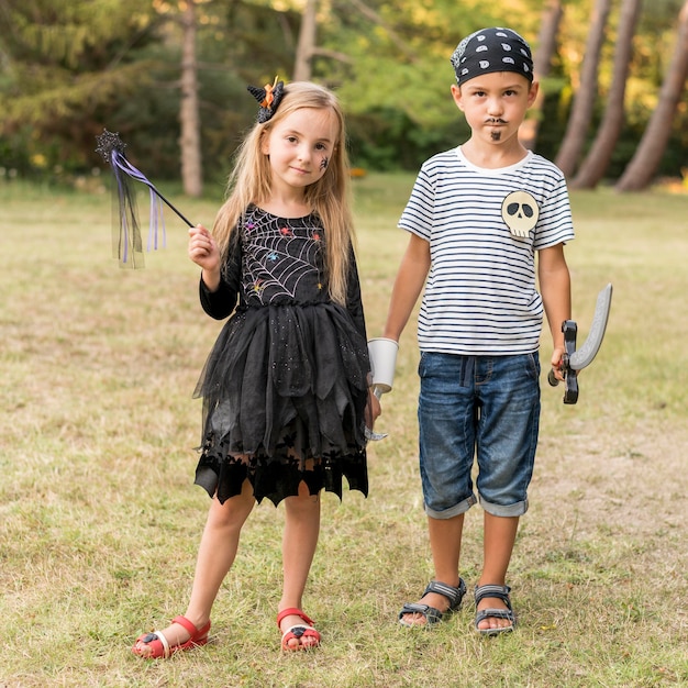 Free Photo kids costumated for halloween