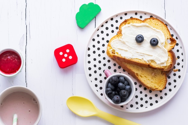 Free photo kids cream cheese toast with blueberries