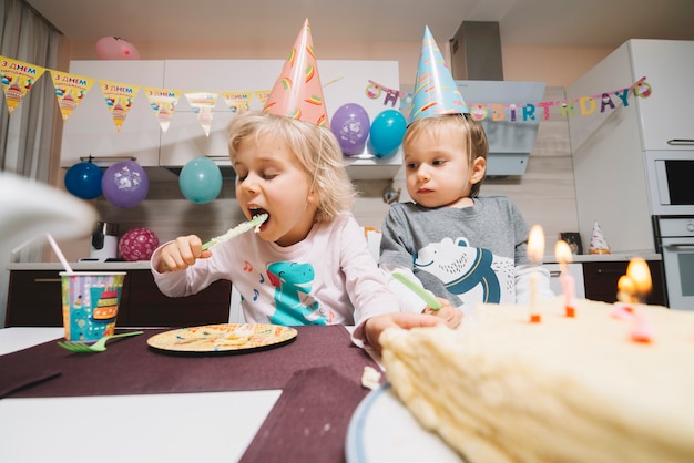 Free Photo kids eating cake on birthday party