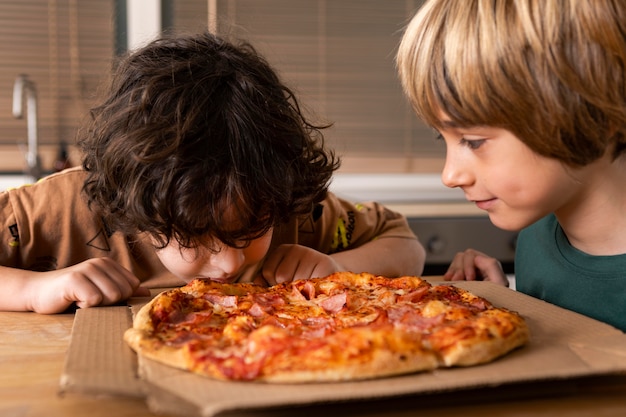 Kids eating pizzas together