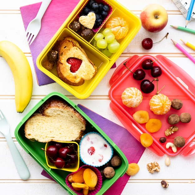 Free photo kids food, lunchbox design with healthy snacks