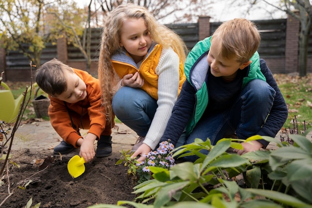 Free photo kids learnign about environment