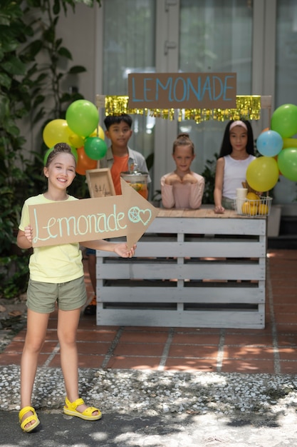 Free photo kids organising a lemonade stand