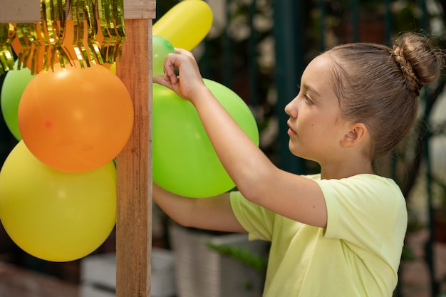 Kids organising a lemonade stand