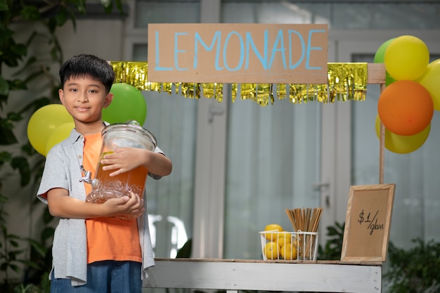 Kids organising a lemonade stand