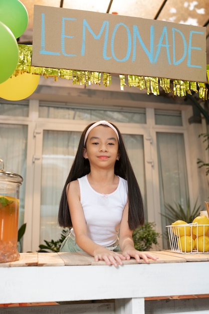 Kids organising a lemonade stand