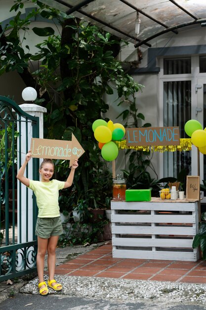 Kids organising a lemonade stand