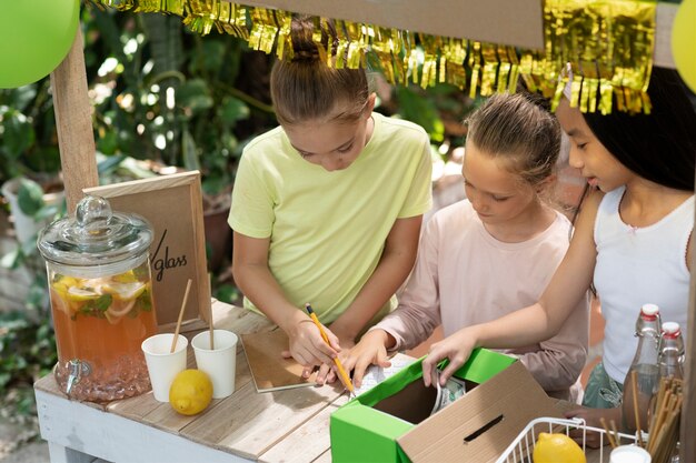 Kids organising a lemonade stand