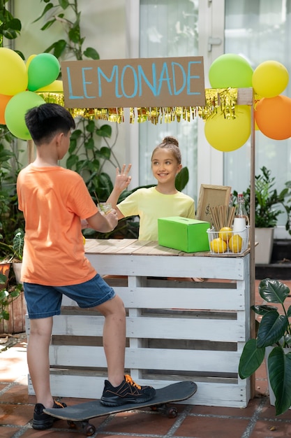 Free photo kids organising a lemonade stand