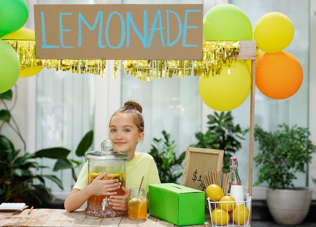 Kids organising a lemonade stand