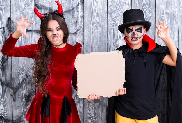 Free photo kids with painted faces ready for halloween