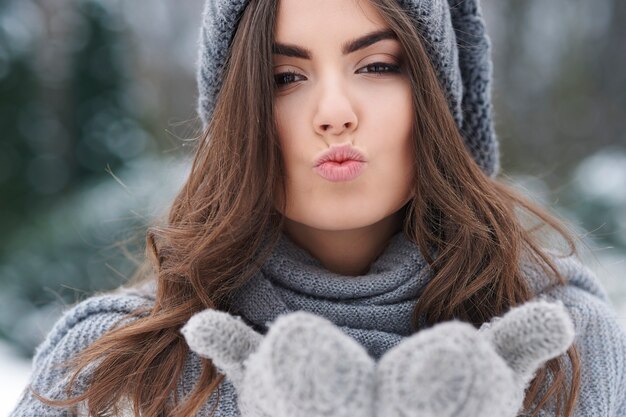 Free Photo kisses in winter frozen day