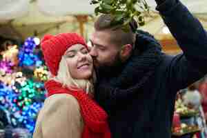 Free photo kissing under the mistletoe is a tradition